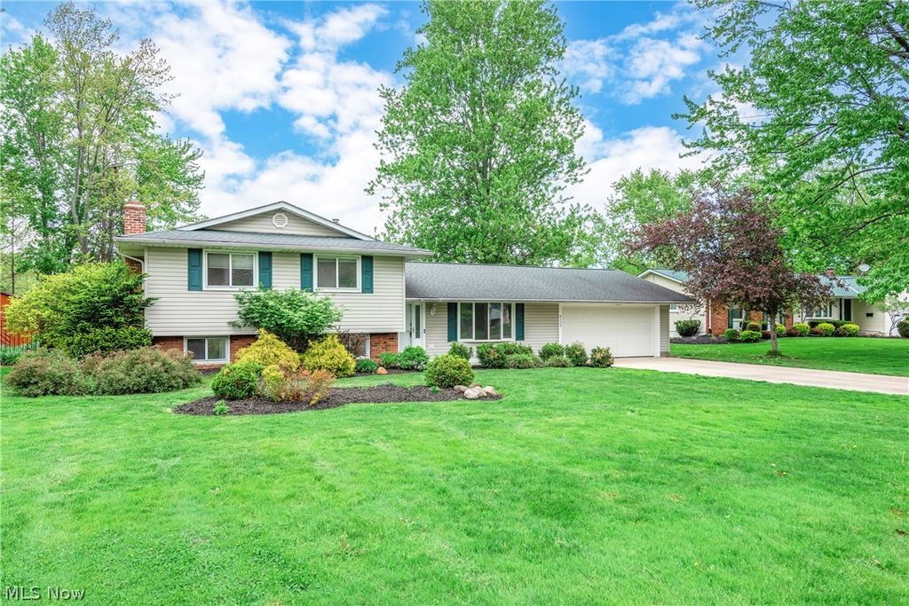Photo of 8139 Yorkshire Drive, Mentor, OH 44060 (MLS # 5206165)