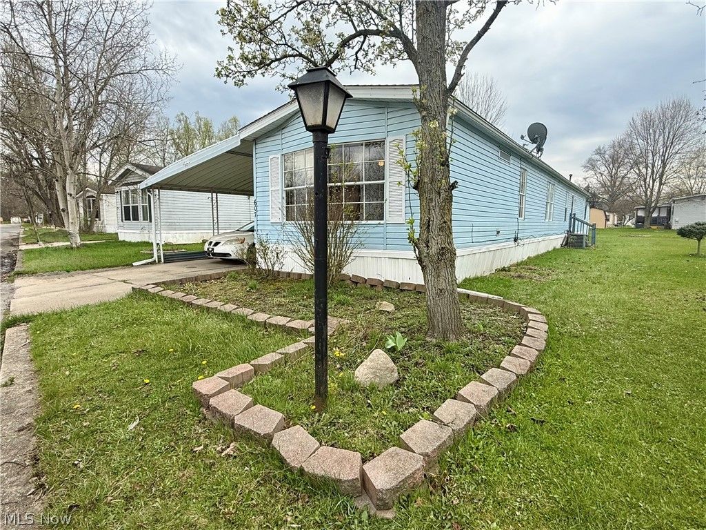 Photo of 607 Sugar Pines Drive SW, Warren, OH 44076 (MLS # 5200374)