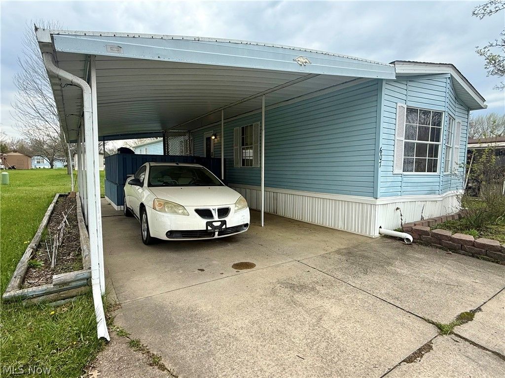 Photo of 607 Sugar Pines Drive SW, Warren, OH 44076 (MLS # 5200374)