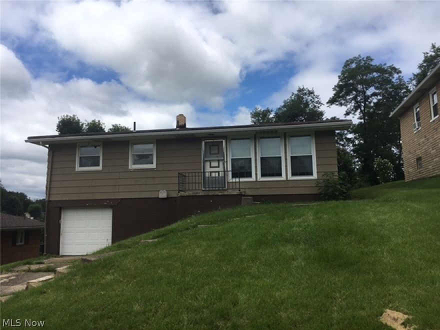Three bedroom, 1 bath home in residential neighborhood in the west end of Steubenville.  1 car built-in garage.
Seller makes no warranties or representations whatsoever as to the condition of the property or the presence of defects
therein, latent or otherwise.