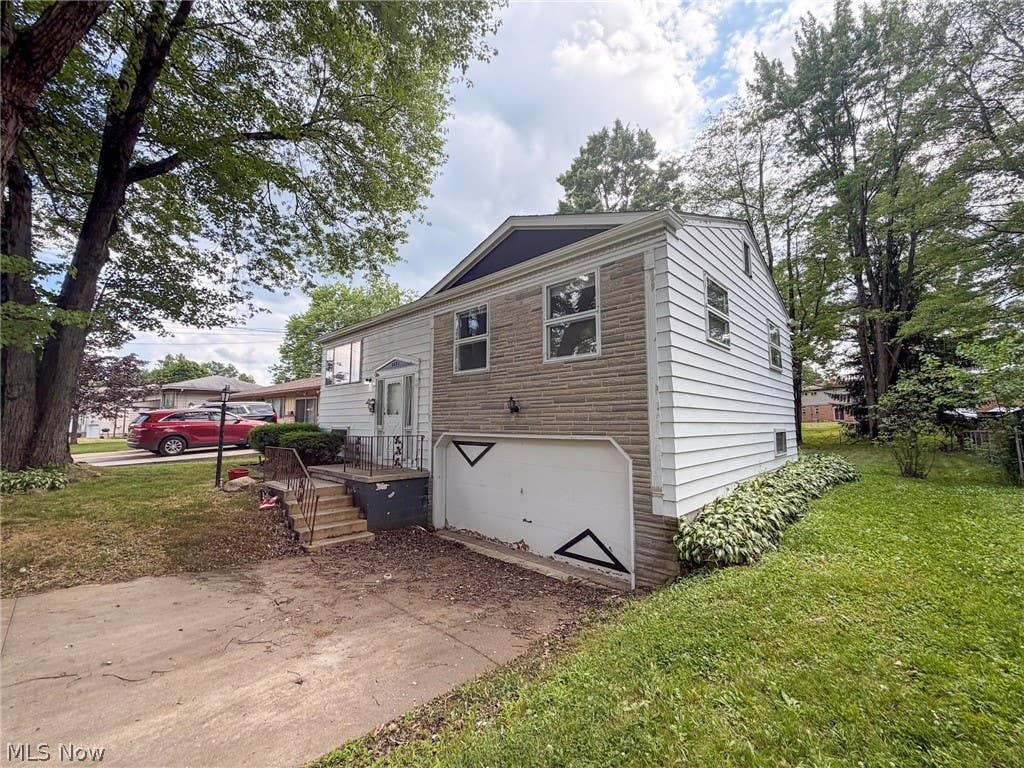 Photo of 2821 Tod Avenue NW, Warren, OH 44484 (MLS # 5220833)