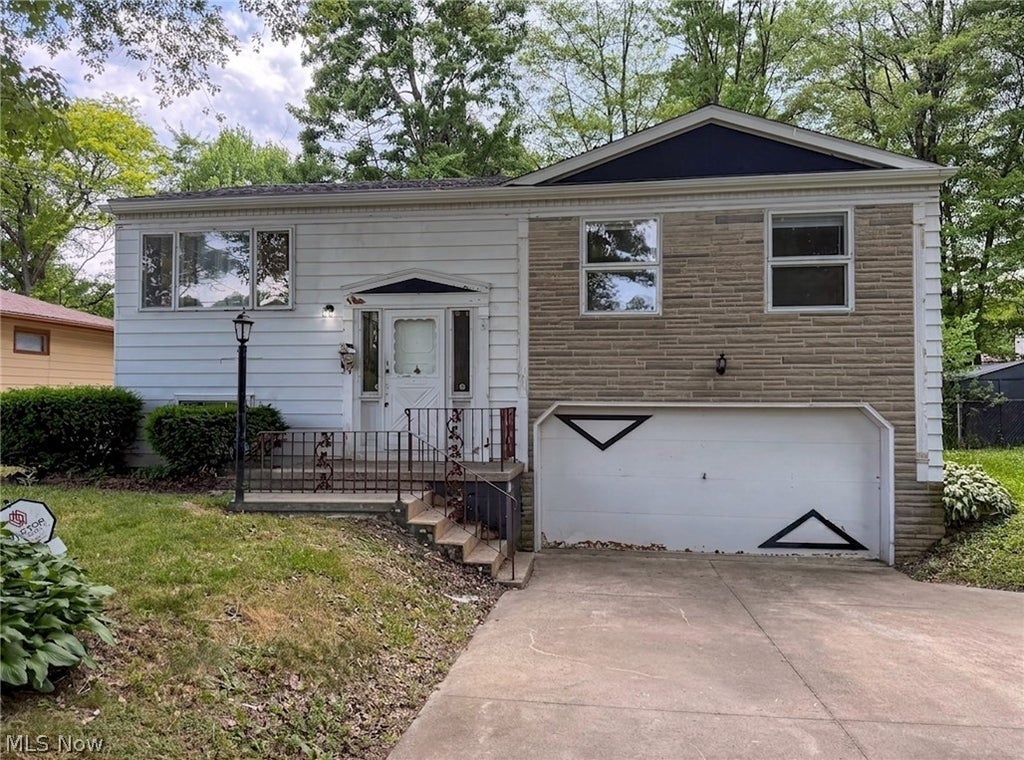 Photo of 2821 Tod Avenue NW, Warren, OH 44484 (MLS # 5220833)