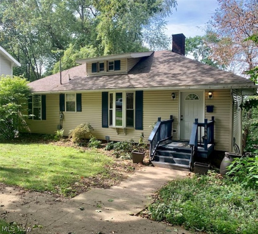 Must see! Nothing to do here, but move in! Cute, clean, and updated! Large kitchen with beautiful oak cabinets, newer ceramic floor and counter tops. Enjoy the big deck and large back yard that is connected to the park. Call for your private showing today!