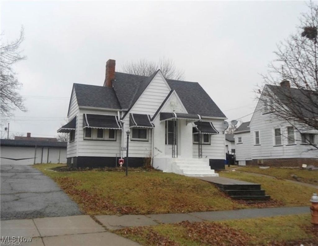 Photo of 17111 Ridgeton Drive, Cleveland, OH 44128 (MLS # 5167465)
