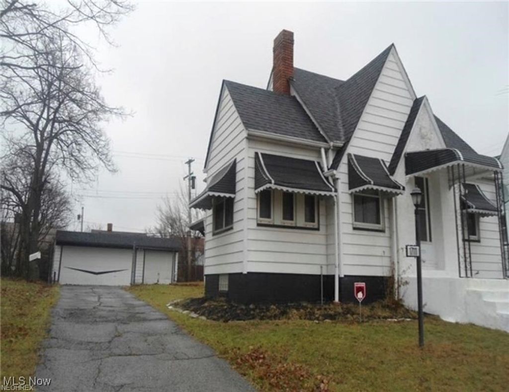 Photo of 17111 Ridgeton Drive, Cleveland, OH 44128 (MLS # 5167465)