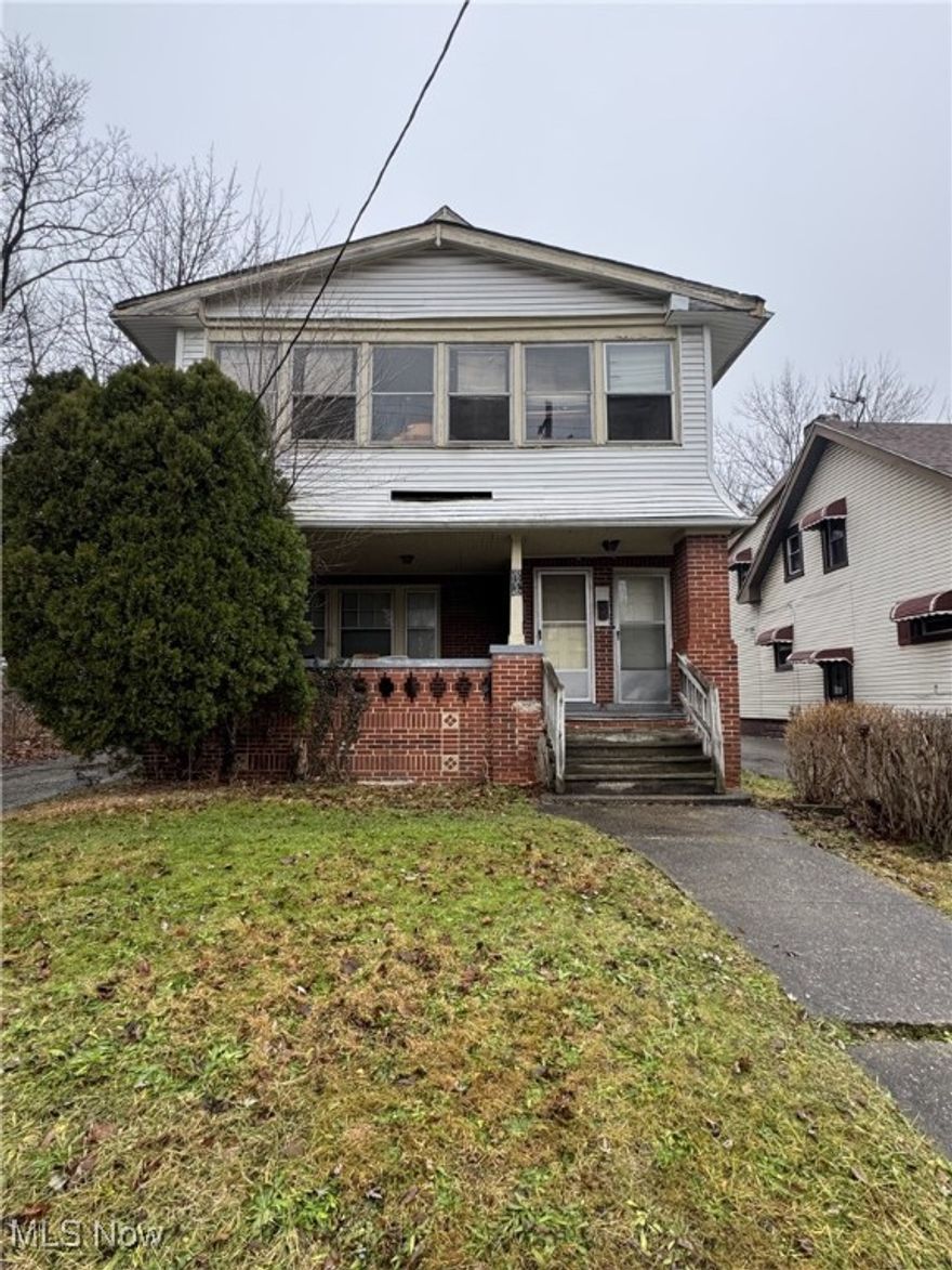 Great Investment or Owner-Occupant Opportunity. Welcome to 3272 E 130th St, a solid and spacious duplex located Cleveland. This property offers a fantastic opportunity for investors or homeowners looking to generate rental income. Both units feature comfortable layouts with well-proportioned living spaces, separate entrances, and classic Cleveland charm. Calling all Seasoned investors. 3272 E 130th St offers flexibility, value, and a promising return. Don’t miss this opportunity—schedule your showing today!