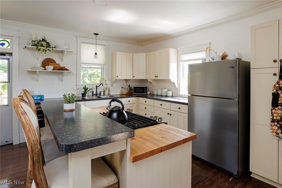 Dundee, Ohio 44624, United States, 4 Bedrooms Bedrooms, ,1 BathroomBathrooms,Residential,Active,187310