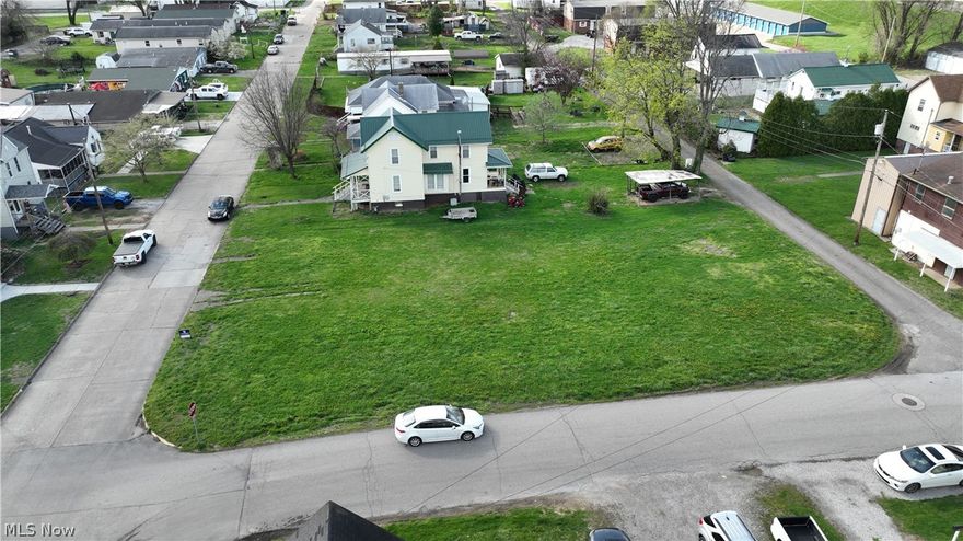 Looking for a place to build your next home? Look no further than 627 33rd St! This large, flat corner lot is situated in a very convenient location, close to shops, restaurants and more!