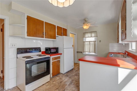 Tiny photo for 795 S Hawkins Avenue, Akron, OH 44320 (MLS # 5256445)