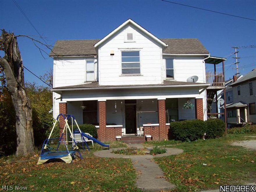 Great investment property, close to downtown and shopping, separate utlities, detached 24x20 garage, duplex w/both units rented - $375/mo down and $250/mo. up