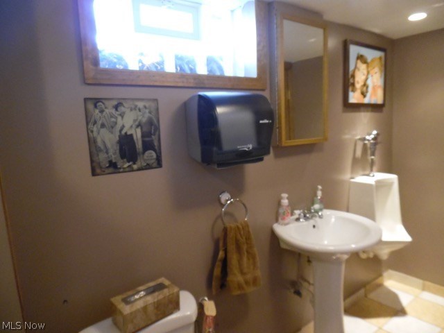 Main image without alt text