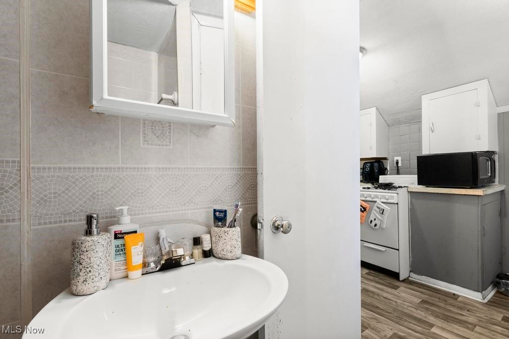 Cleveland, Ohio 44109, United States, 3 Bedrooms Bedrooms, ,2 BathroomsBathrooms,Residential,Active,228226