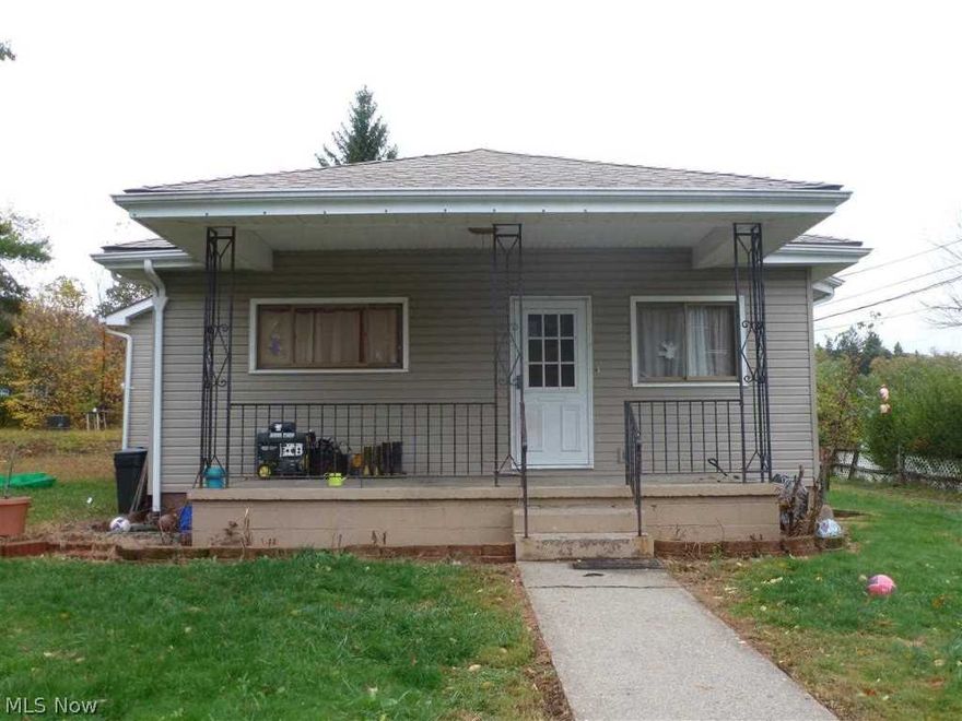 3 bedroom 2 bath home with a fenced back yard. Large owner suite with walk-in closet and bath with jetted tub. Open floor plan with beautiful kitchen, breakfast area, and dining room.