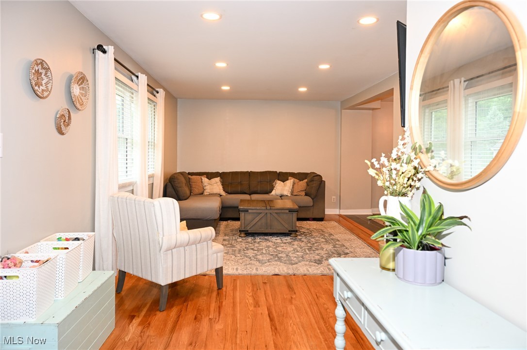 Munroe Falls, Ohio 44262, United States, 4 Bedrooms Bedrooms, ,3 BathroomsBathrooms,Residential,Pending,199120