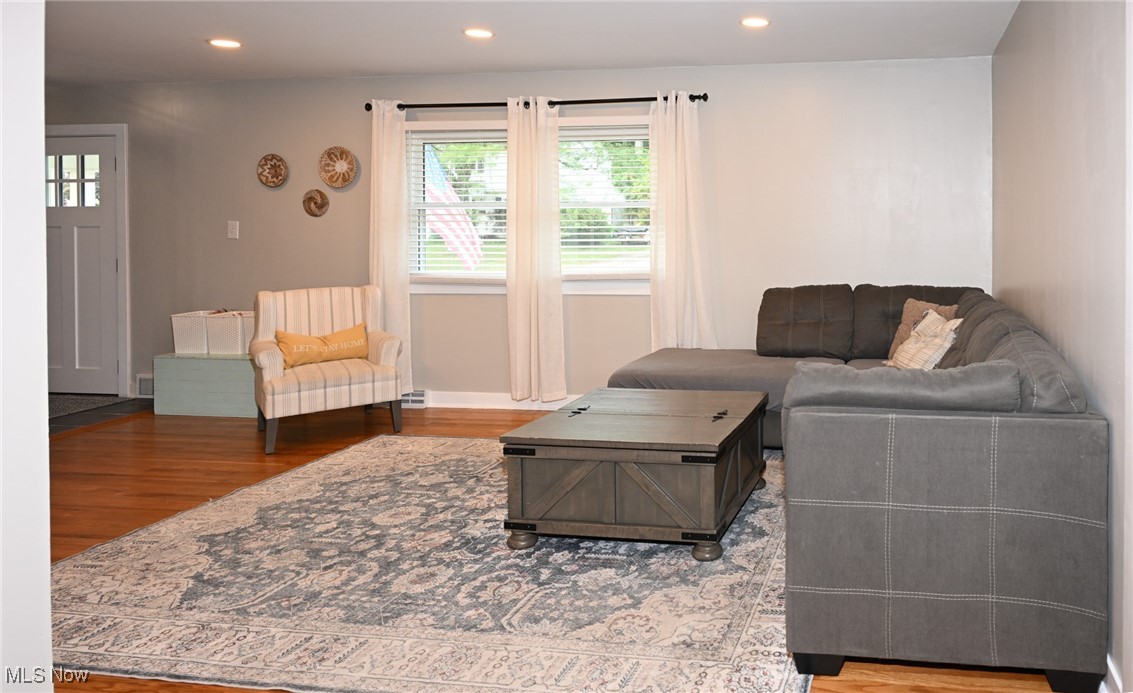 Munroe Falls, Ohio 44262, United States, 4 Bedrooms Bedrooms, ,3 BathroomsBathrooms,Residential,Pending,199120