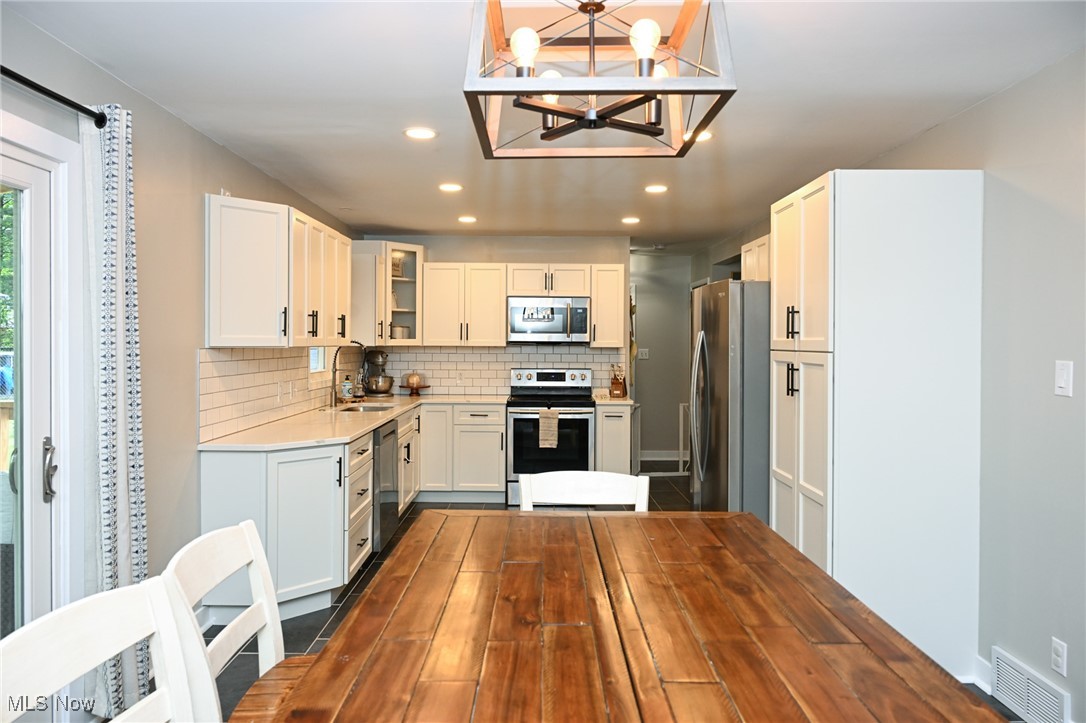 Munroe Falls, Ohio 44262, United States, 4 Bedrooms Bedrooms, ,3 BathroomsBathrooms,Residential,Pending,199120