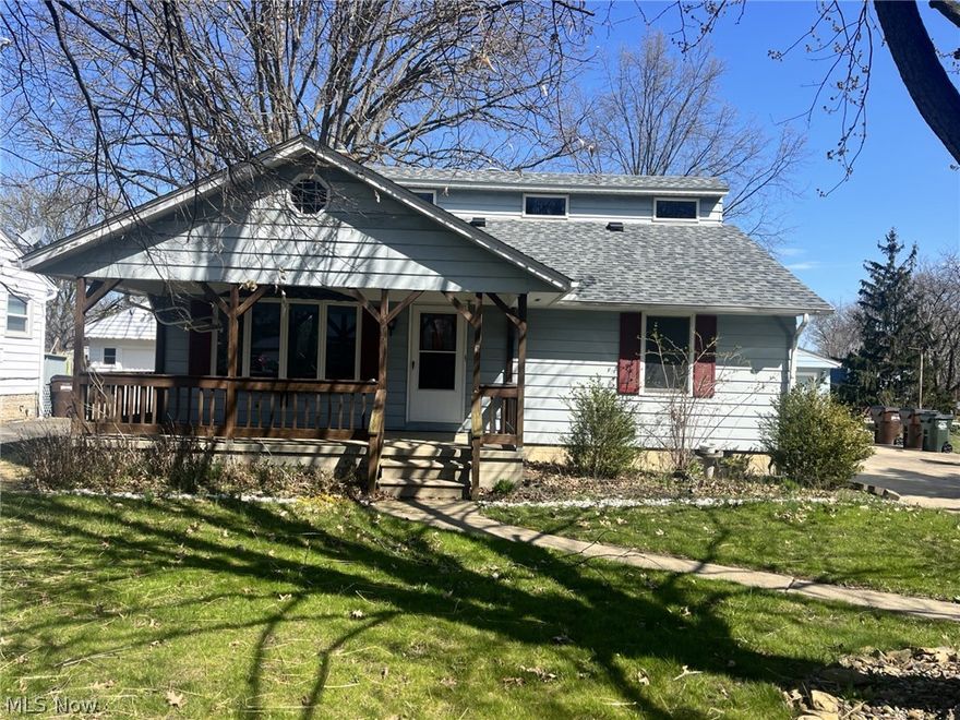 Very spacious 3 bedroom house with a full partially  finished basement. Master bedroom has 12x12x sitting area. Two car garage with a large paced driveway. A must see!!!