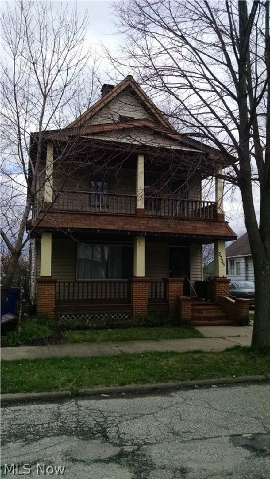 Fantastic investment opportunity on very quiet street right off Pearl/  W. 25 !   Totally remodeled upstair unit...carpet, paint, cabinets.  Newer appliances, roof, breaker box, and so much more.  Separate laundry rooms in basement -- all appliances stay.  Close to highway, downtown, and steelyard.