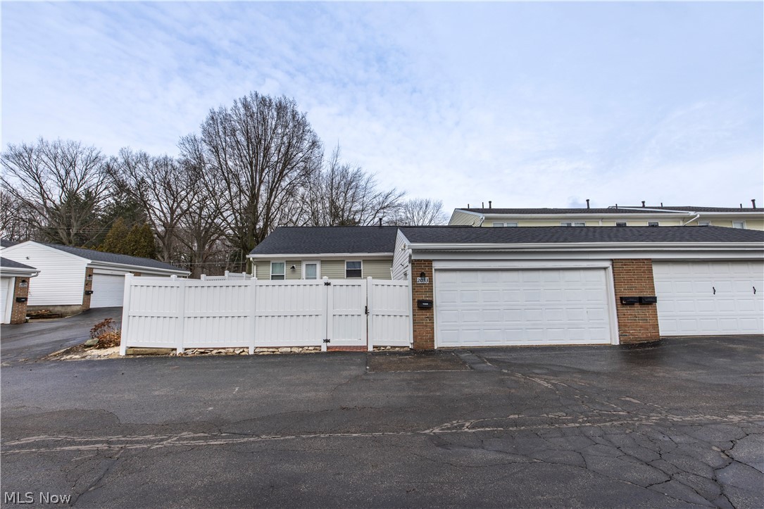 Country Club Twnhs North Condo - Residential