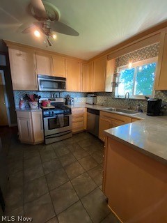 Main image without alt text