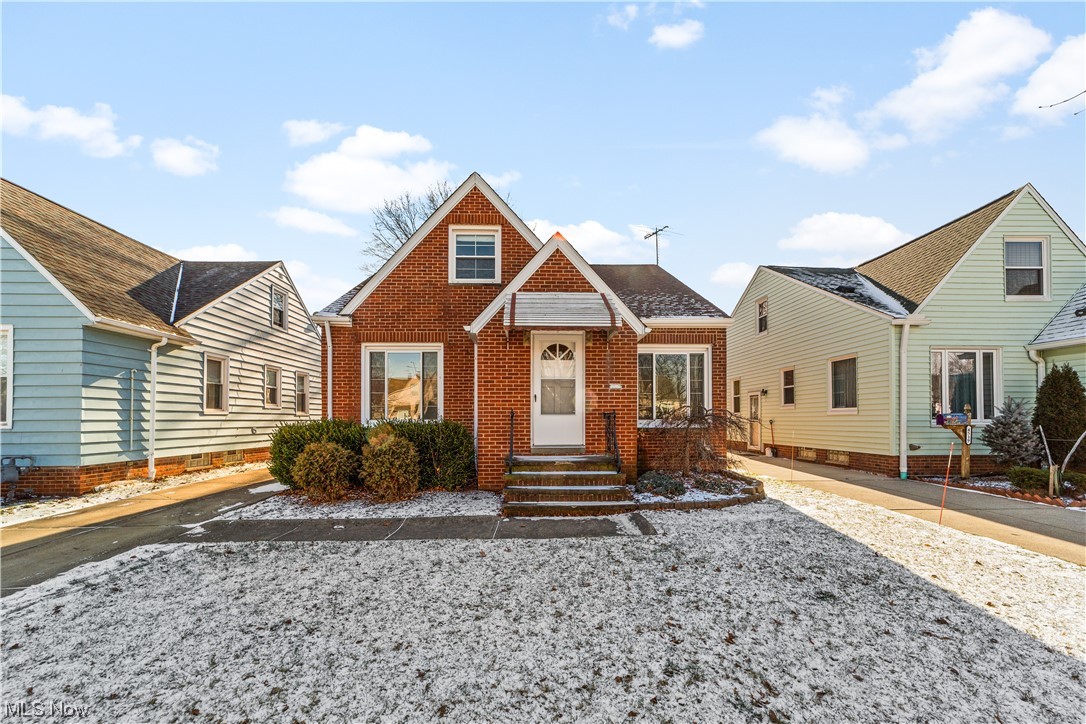 All Brick Bungalow
Updated Kitchen - Microwave and dishwasher included
1.5 car garage
Finished basement
Freshly painted throughout
new Carpet and vinyl plank flooring
Natural woodwork