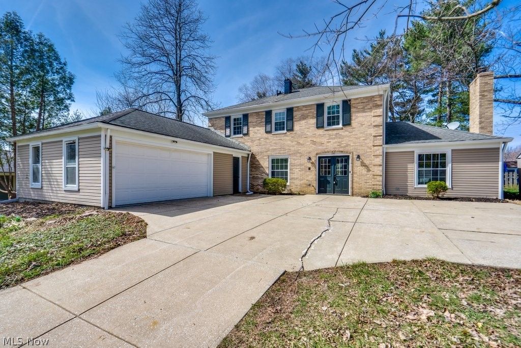 Photo of 292 Parkview Drive, Aurora, OH 44202 (MLS # 5196120)