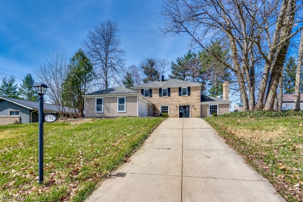 Photo of 292 Parkview Drive, Aurora, OH 44202 (MLS # 5196120)