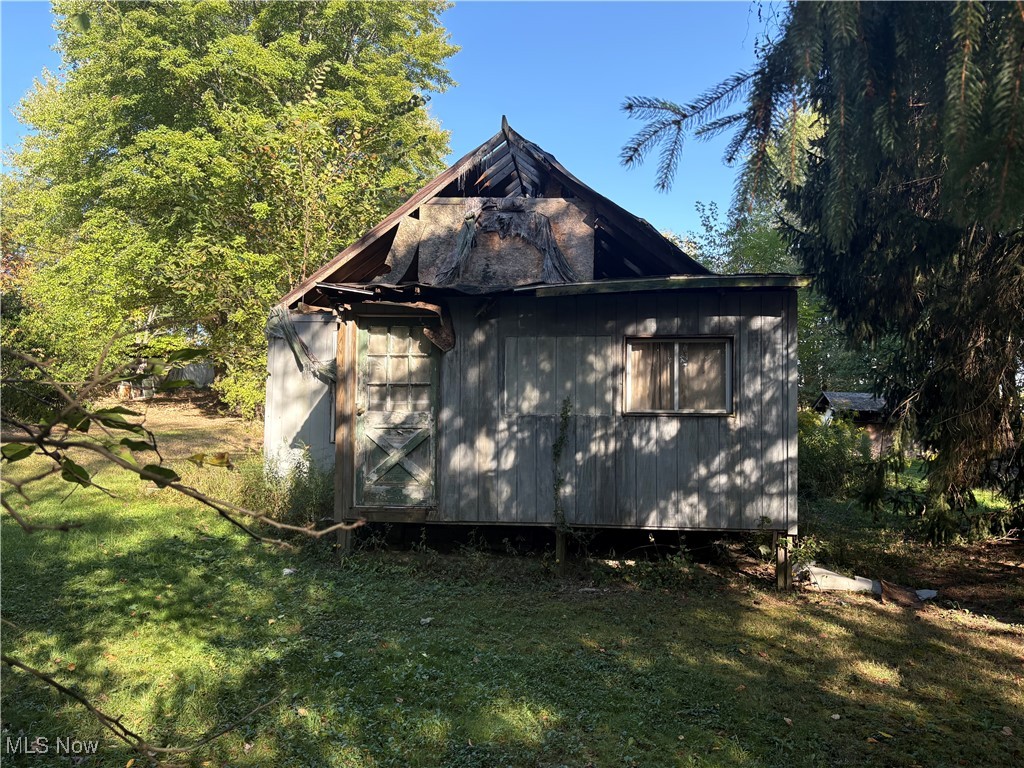 Investor / Handy man’s Special. Welcome to 3914 Homestead Road in the beautiful township of Rootstown, OH. This is a 2 bedroom and 1 bathroom home with 1,003 square feet of living space. The property is located on 1.25 Acres on a charming country plot with beautiful views of the luscious countryside. The property comes with a large 2 1/2 car garage measuring 22 feet x 34 feet in Good condition. The property also comes with chicken coop measuring 12 feet x 6 feet in Fair condition itself. This property is located within minutes of many shopping plazas, a local park, the city of Rootstown, and a few major highways.
Schedule your private showing now!!!!