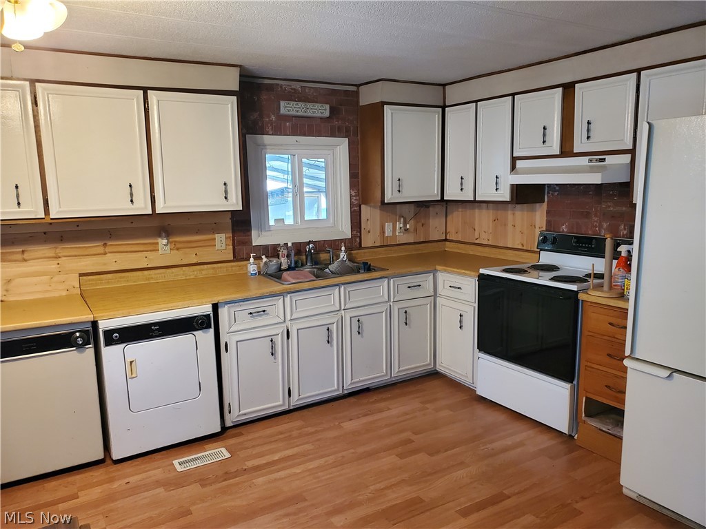 Oak Leaf Mobile Home Community - Residential
