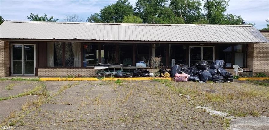 This is a residential parcel with a 1991 mobile home and a commercial parcel with a 2085 square foot block building built in 1967 that was used as a food mart.