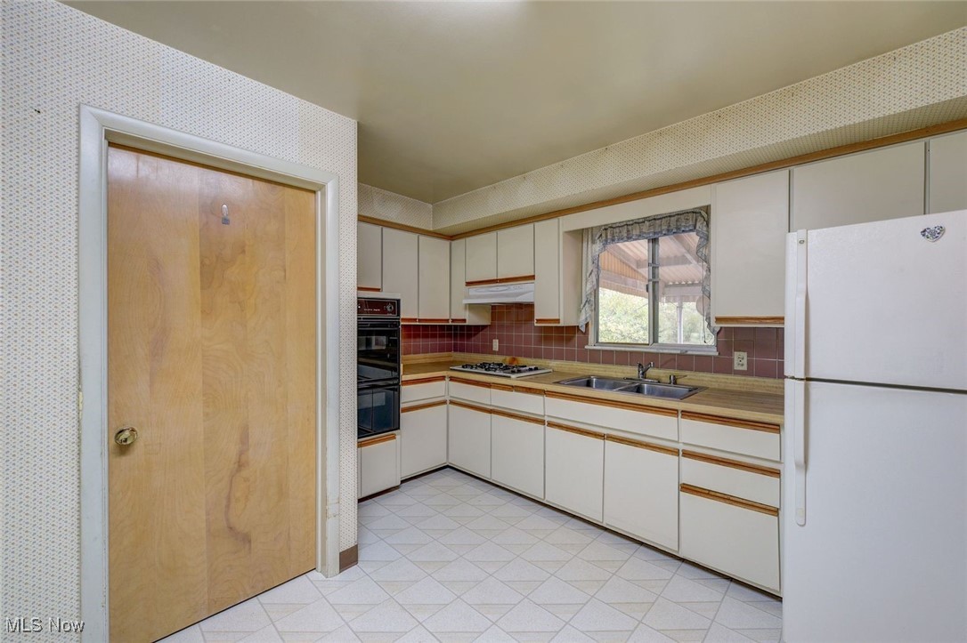 North Olmsted, Ohio 44070, United States, 3 Bedrooms Bedrooms, ,1 BathroomBathrooms,Residential,Active,229811