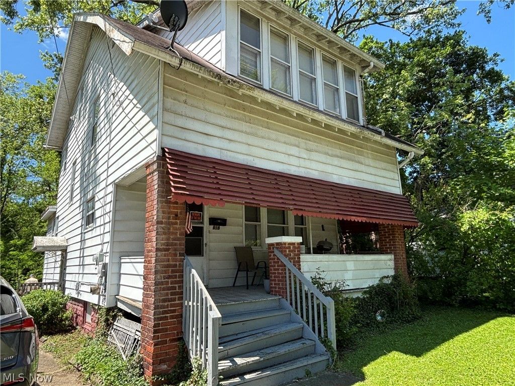 Photo of 818 Euclid Avenue, Akron, OH 44307 (MLS # 5214011)