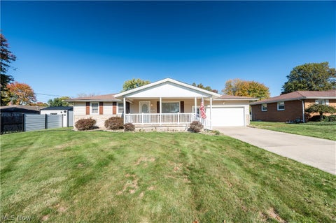 Photo of 4710 Pinegrove Avenue, Youngstown, OH 44515 (MLS # 5254936)
