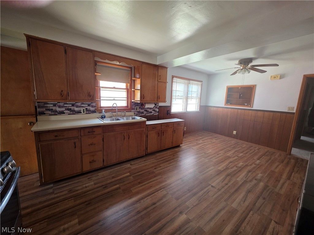 Photo of 510 W Maplewood Avenue, Struthers, OH 44471 (MLS # 5222035)