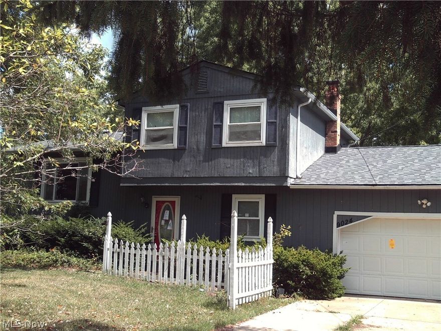 3 bedroom bi-level with living room, dining room, kitchen and family room.  Located in Windham Township with city water and sewer.