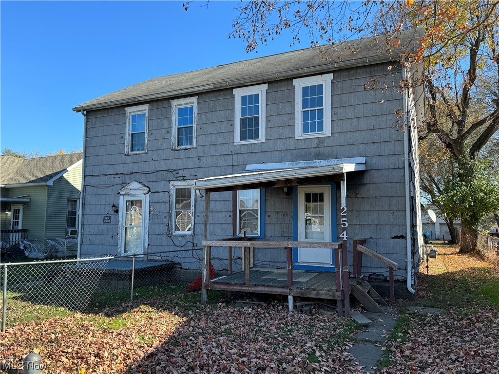 Investment opportunity! Whether you’re looking to start a real estate investment portfolio or looking to add to your existing investment properties, this one deserves your attention. This duplex offers excellent rental income potential and would be a good addition to anyone’s portfolio.. Schedule a tour to see it today.
Each side has 2 bedrooms and 1 bath.