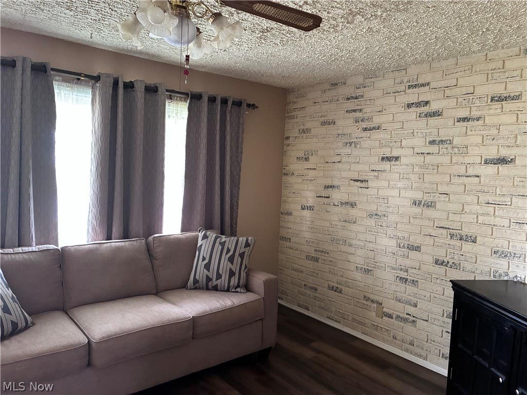 Photo of 2400 Midway Avenue NE, Canton, OH 44705 (MLS # 5226716)