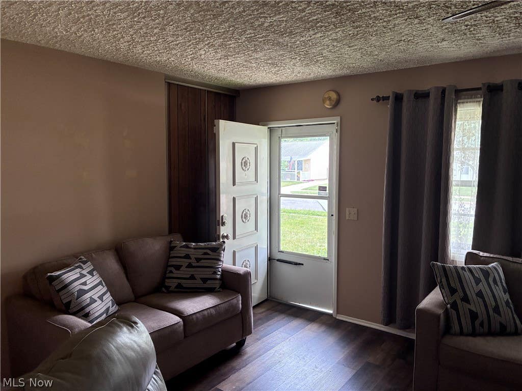 Photo of 2400 Midway Avenue NE, Canton, OH 44705 (MLS # 5226716)