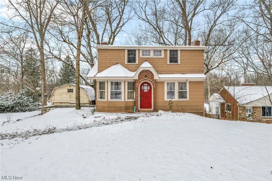 Great Opportunity! Bring your imagination and make this home yours. This three bedroom two bath home situated on 1.34 acres.Covered deck and park like backyard.  This is a picturesque home overlooking the river! One of a kind! So much detail...call today for your private showing!