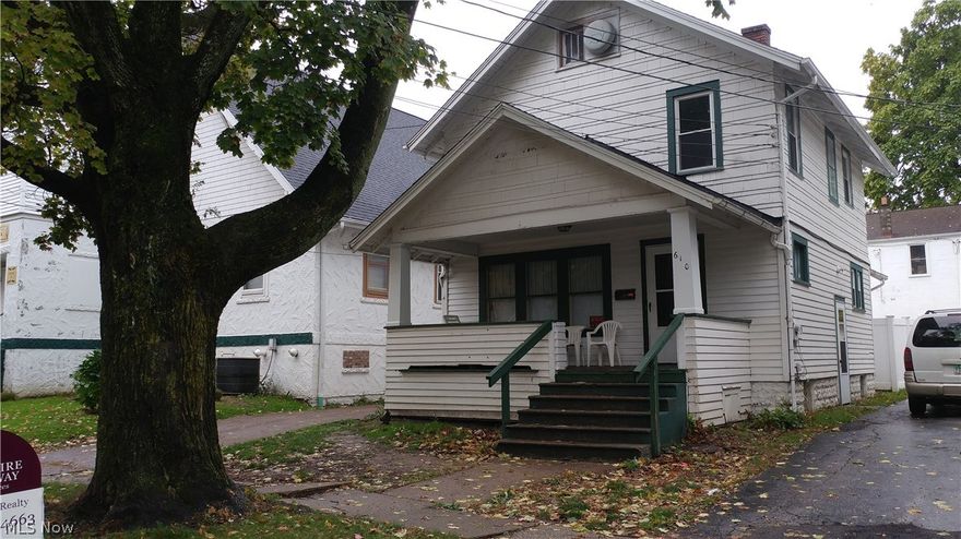 Turn this into a cozy place to raise your family! Nice 3 Bd and 1 Bath. This property is move in ready with newer carpet and great wood work and trim inside the home!