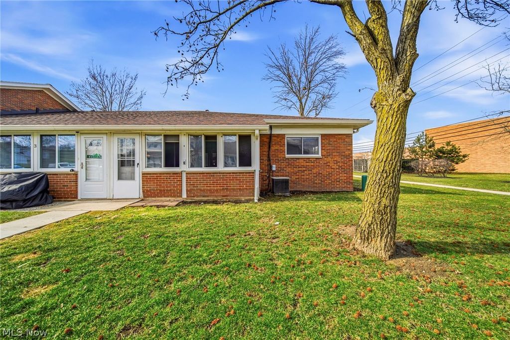 Photo of 25520 Country Club Boulevard #4, North Olmsted, OH 44070 (MLS # 5189924)