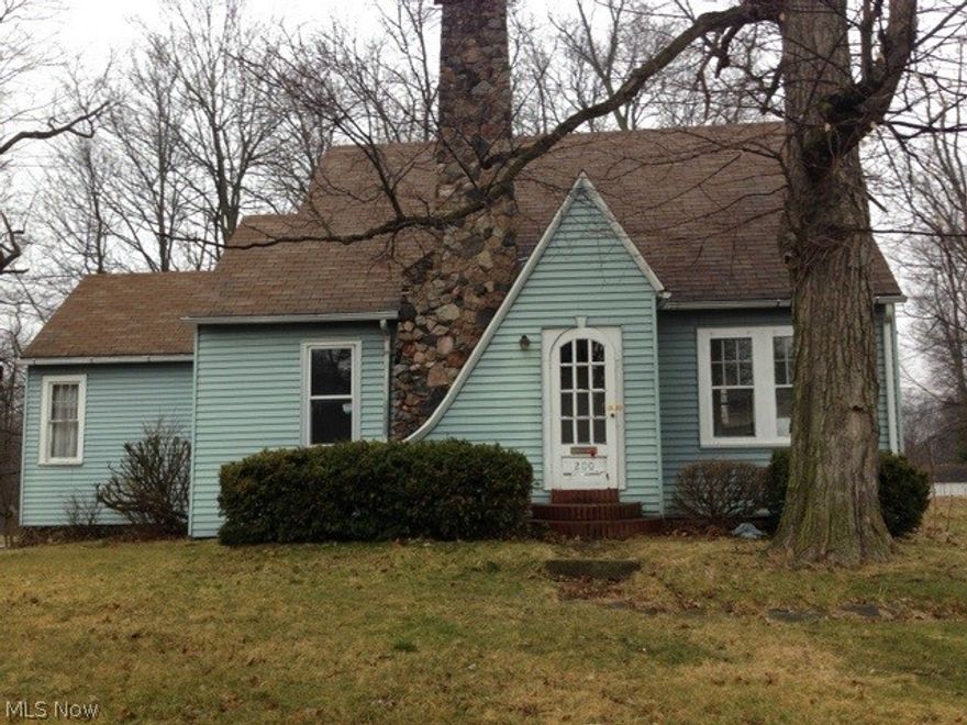 Great opportunity to buy this cape cod style home located in Mansfield, OH and sitting on a .17 acre lot with an attached
garage.  The interior has 1121 sq. ft. with 2 bedrooms and 1 bathroom plus a full basement and concrete patio.