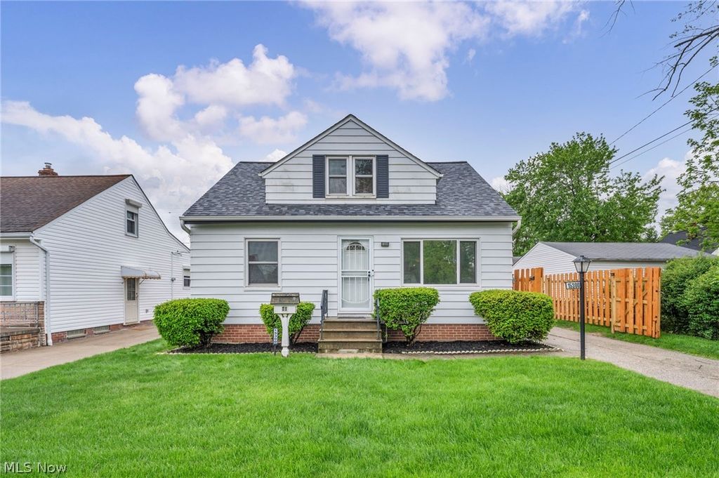 Photo of 15300 Northwood Avenue, Maple Heights, OH 44137 (MLS # 5213057)