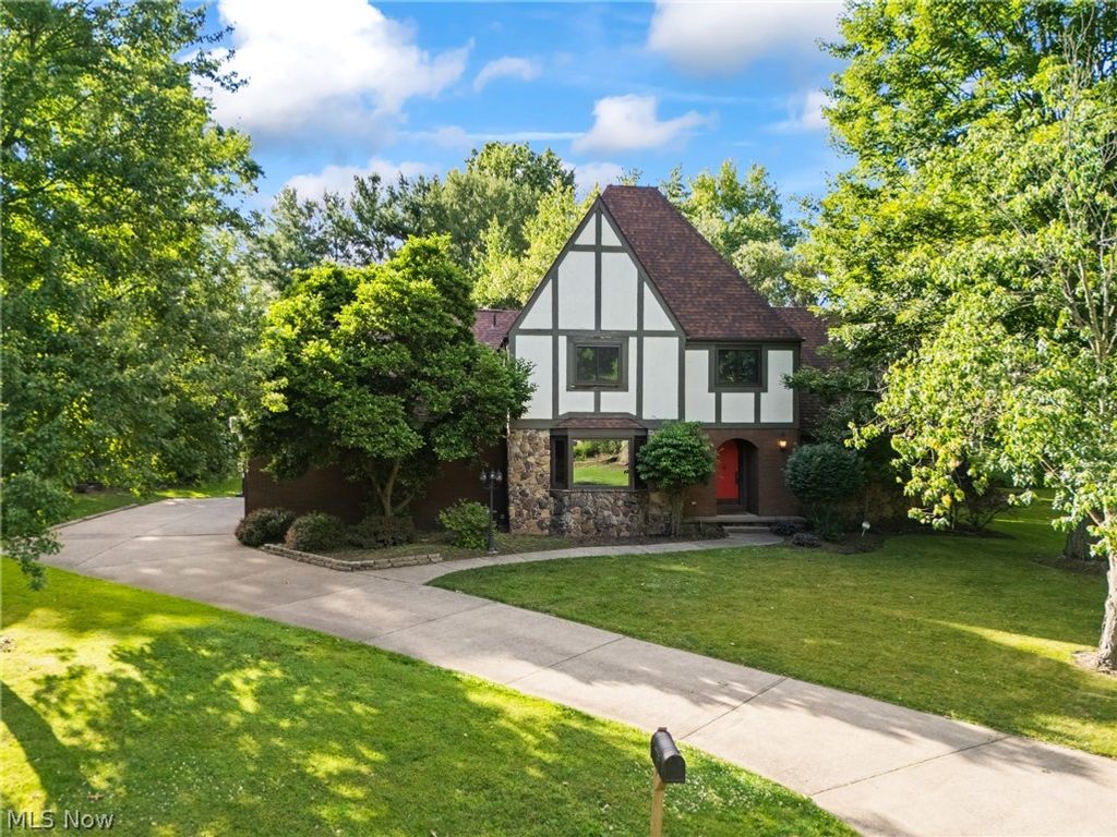 Photo of 7739 Starcliff Avenue NW, North Canton, OH 44720 (MLS # 5219248)