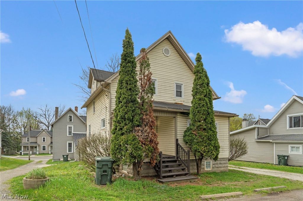 Photo of 1308 Laiblin Place NE, Canton, OH 44705 (MLS # 5199365)