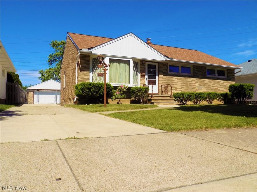 Large Brick Ranch on a Quiet Cul de sac,The wooden floors have just been resurfaced and look great.Open Floor Plan* Large kitchen with Breakfast bar and Easy close Cabinets,*Ceramic Backslash,*Granite Counter tops  ,*High quality Stainless steal appliances and New Light fixtures including under Cab lighting.
Remolded Full Bath with Ceramic tile and Granite Vanity top.The lower level has a HUGE rec rm,with an additional room that could be an office, full bath with shower and tons of storage* Brand New Goodman High Efficient Furnace, AC and Hot HO2 Tank. 2 car Garage with New Door and Cute sun room behind. Newer 3 dimension shingle Roof. No work needed to be done for years!*Home is Offered With 1 year Home Warranty*