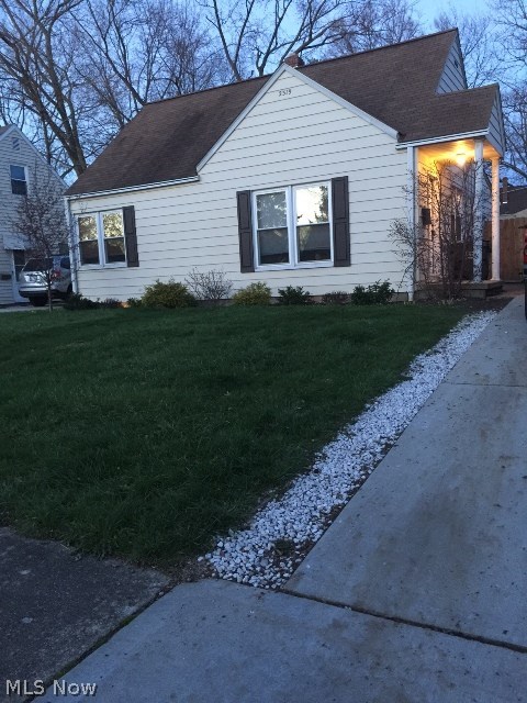 Beautifully maintained 3 bedroom ranch that is totally updated. New kitchen, bath, flooring, newer windows full waterproofed finished basement, updated furnace and glass block windows. The ceilings in the home have just been recently painted and the whole house has been painted since 2012.
There is a home warranty being offered with the home. The kitchen refrigerator is negotiable but all the rest of the appliances stay including the washer and dryer.
The back yard is fully fenced and great for pets and children. Wonderful home in a great area of the Falls.
Move right in and nothing to do. Just in time for spring.