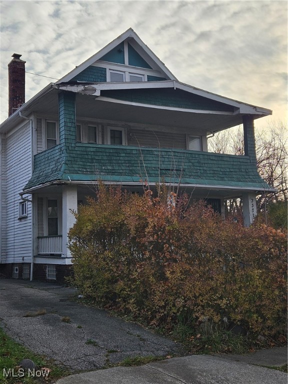 Calling all investors!!! Come and see this bank owned duplex on Cleveland's Eastside. This property is vacant and easy to show. This duplex is up and down with an unfinished attic. Each unit has 2 bedrooms, kitchen, dining room, and bathroom. The price reflects the fact that the property is in need of some TLC. This property is being sold as is.