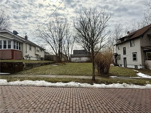 Photo of 26 Brighton Drive, Akron, OH 44301 (MLS # 5187649)