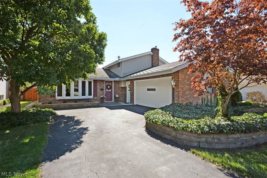 Fabulous 3 BR/2BA Split Level on a great street! Well maintained home with refinished hardwood floors, Family room with refinished wood burning fireplace, vaulted ceilings in Living room and Dining room and newer tile floor in lower full bath! Very spacious floor plan! Eat-in Kitchen with newer dishwasher and exhaust fan! Nice patio with 2016 gas grill and newer wood fence! Generous bedrooms and newer Master bedroom fan! Attached 2 car garage! Great home!
Roof 2003, Furnace 2001!